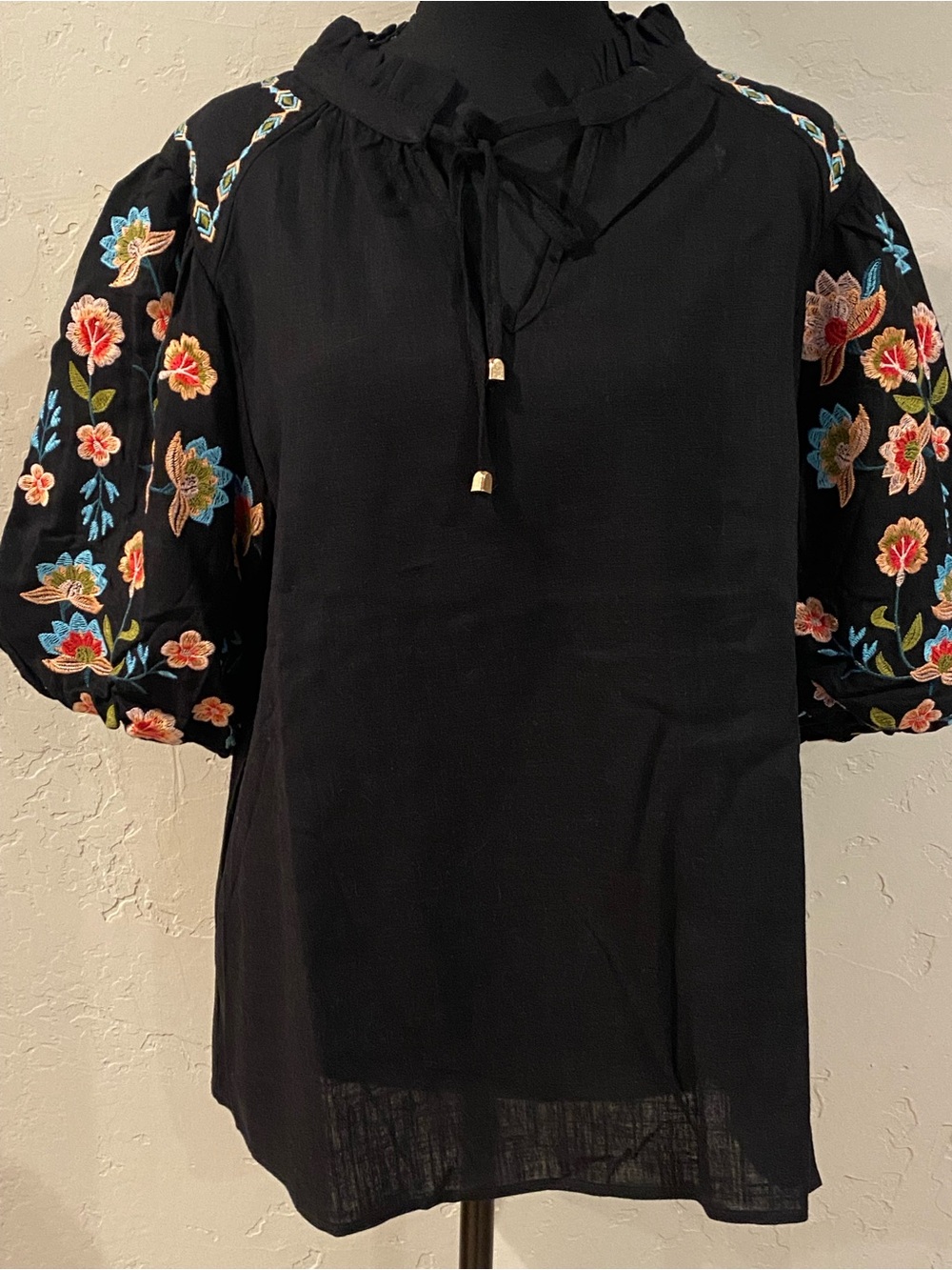 Umgee Black Embroidered Puff-Sleeve Linen blend Top. NWT Sz Medium PTP 20. - Picture 1 of 4